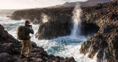 découvrez los hervideros à lanzarote avec notre guide complet pour aventuriers. explorez les formations volcaniques spectaculaires, apprenez les meilleurs conseils pour une visite sûre et profitez d'une expérience unique au cœur de la nature sauvage.