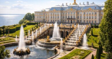 découvrez peterhof petrodvorets, un joyau architectural situé au bord de la mer, célèbre pour ses magnifiques palais, ses jardins somptueux et ses fontaines impressionnantes.