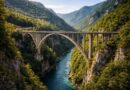 découvrez le pont de durđevića tara, un site emblématique offrant un panorama spectaculaire sur les impressionnantes gorges de la tara, un incontournable pour les amoureux de la nature et de l'aventure.