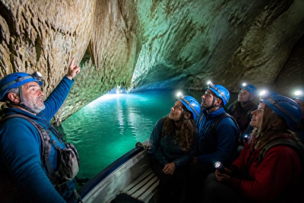 découvrez nos astuces et conseils pour visiter la grotta dello smeraldo comme un expert et profiter pleinement de cette merveille naturelle en italie.