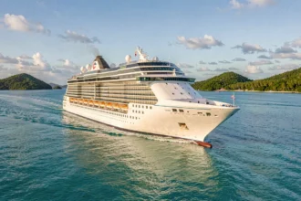 Paquebot de luxe naviguant dans les eaux turquoise des Caraïbes avec des îles tropicales en arrière-plan