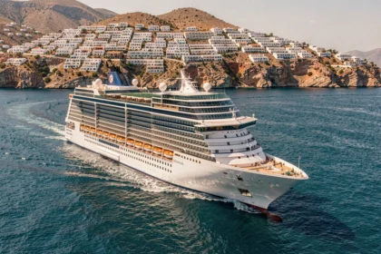 Bateau de croisière de luxe naviguant en mer Méditerranée avec une île grecque en arrière-plan