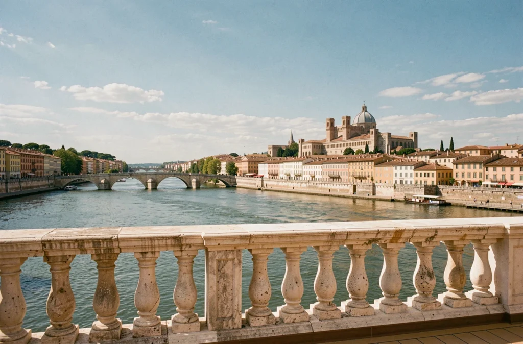 Vue depuis le pont d'un bateau de croisière sur le Rhône avec Avignon et le Palais des Papes en arrière-plan
